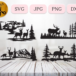 Könnte beinhalten: Schwarzweißes Silhouettendesign mit einer Hirschfamilie in einer Waldlandschaft mit Bergen im Hintergrund. Das Design beinhaltet eine Hütte, Bäume und einen Fluss.