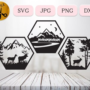 Könnte beinhalten: Drei schwarze und weiße sechseckige Silhouette-Designs mit einer Bergkette, einem Fluss, einem Mond, Sternen, Bäumen und Hirschen. Die Designs sind perfekt für die Erstellung von Wandkunst, Wohnkultur oder Bastelprojekten.