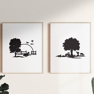 Peut inclure: Deux impressions en silhouette noir et blanc de sc&egrave;nes de ferme. La premi&egrave;re impression montre un arbre, une cl&ocirc;ture, un coucher de soleil et un animal de ferme. La deuxi&egrave;me impression montre un arbre, un tracteur et deux animaux de ferme.