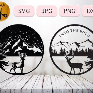 Può includere: Silhouette in bianco e nero di un cervo in piedi di fronte a una catena montuosa con neve sulle cime. Il testo "Into the Wild" è scritto in un cerchio attorno alle montagne.