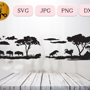 Może przedstawiać: Czarno-biała sylwetka stada gnu biegnącego przez afrykańską sawannę. Gnu biegną w jednej linii. W tle znajdują się drzewa i chmury.