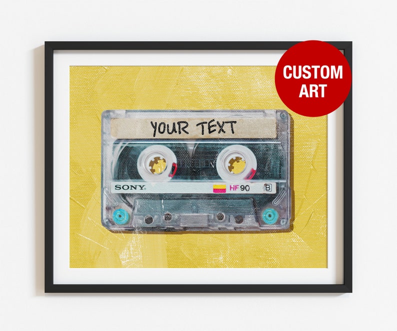 以下が含まれることがあります： 黄色の背景に、ビンテージのカセットテープ。テープには「YOUR TEXT」という文字が書かれている。テープはソニーHF 90である。