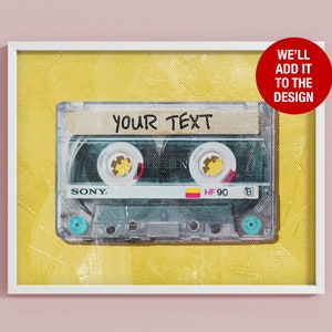 以下が含まれることがあります： 黄色の背景に、ビンテージスタイルのカセットテープ。テープには「YOUR TEXT」と書かれています。テープは白いフレームに入っています。