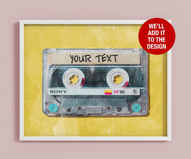 以下が含まれることがあります： 黄色の背景に、ビンテージスタイルのカセットテープ。テープには「YOUR TEXT」と書かれています。テープは白いフレームに入っています。