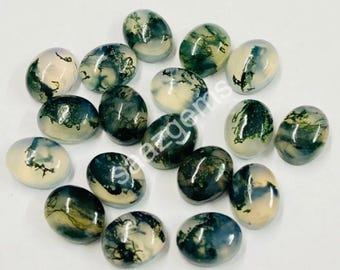 Può includere: Una collezione di pietre preziose di agata muschiata di forma ovale. Le pietre presentano un mix di colori bianco traslucido, crema e verde, con intricati motivi simili al muschio. Le pietre sono lisce e lucide.