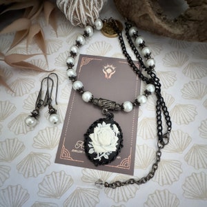 Schwarz & Weiß Vintage Rose Halskette und Ohrringe Set/Victorian Gothic/Schmuck Set/Geschenk für Sie Geburtstag/leicht Steampunk handgefertigt
