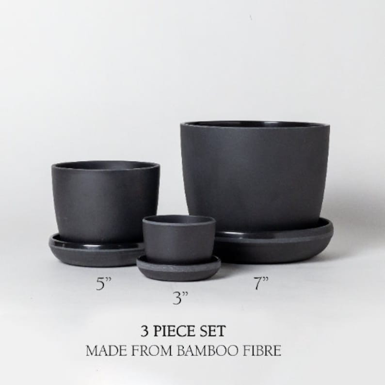 Op de afbeelding: Een set van drie zwarte plantenpotten gemaakt van bamboevezels. De potten hebben een diameter van 7,6 cm, 12,7 cm en 17,8 cm. 3-DELIGE SET - BAMBOEVEZELS