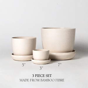 Op de afbeelding: Een set van drie beige plantenpotten gemaakt van bamboevezels. De potten hebben een diameter van 5 inch, 3 inch en 7 inch. 3-DELIGE SET VAN BAMBOEVEZELS
