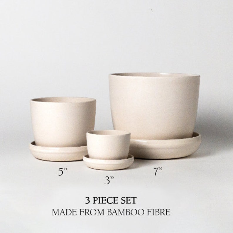 Op de afbeelding: Een set van drie beige plantenpotten gemaakt van bamboevezels. De potten hebben een diameter van 5 inch, 3 inch en 7 inch. 3-DELIGE SET VAN BAMBOEVEZELS
