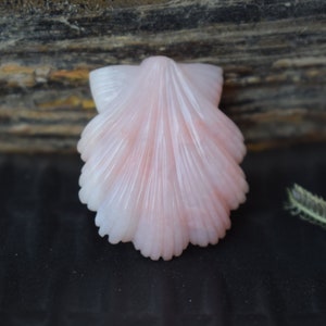 Bedel roze opaal: gebeeldhouwde edelsteenhanger (30 x 26 mm)