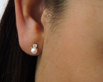 Boucles d'oreilles petites perles et zircones.