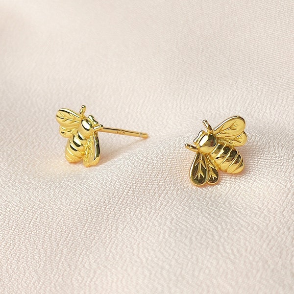 Pendiente stud en forma de abeja. Disponible en oro, oro rosa y plata.