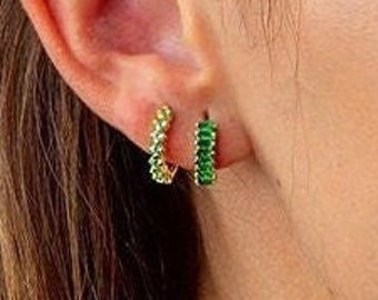 Boucles d'oreilles mini créoles avec zircons cubiques. Disponible en différentes couleurs.