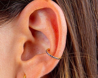 Pendientes de ear cuff con circonitas preciosas.