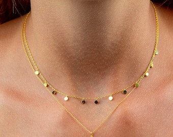 Collier délicat avec breloques pièces.