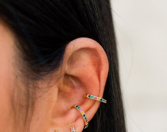 Pendientes ear cuff con circonitas multicolor.