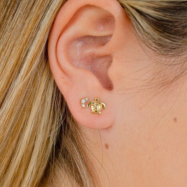 Dainty tortoise stud earrings, Tortoise earrings, Minimalist earrings, Silver tortoise, Small stud earrings, Simple earring