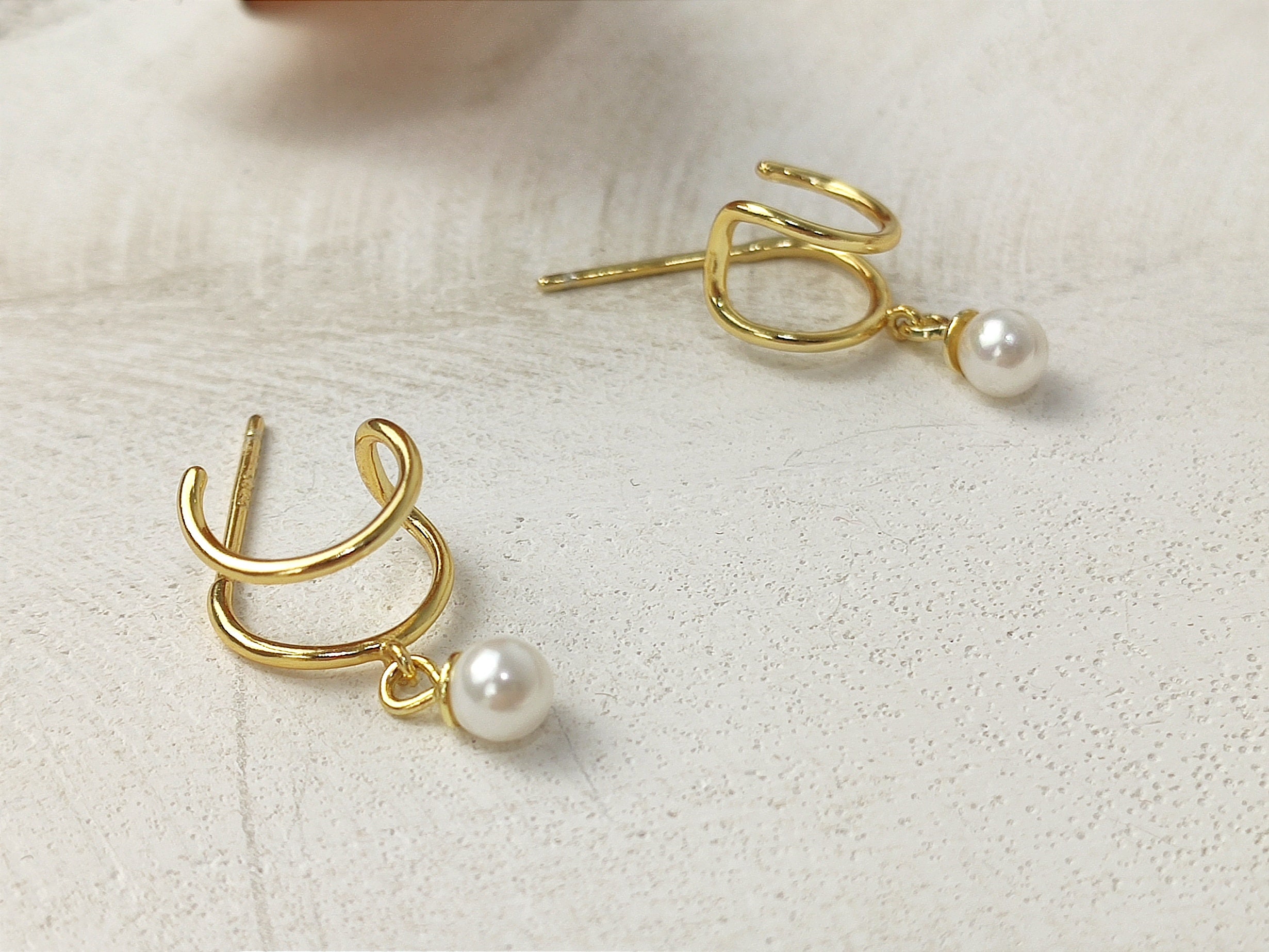 Dainty pearl hoop earrings deals