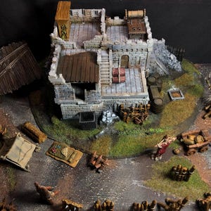 以下が含まれることがあります： 石造りのファサード、木製の屋根、さまざまなアクセサリーを備えた、ミニチュアの城のジオラマ。樽、カート、フィギュアなど、すべて草と土のあるテクスチャベースに配置されています。城の長さは約30cmです。