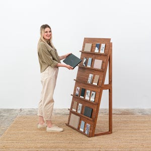 Grande espositore in legno per quaderni, libri, agende, biglietti color caffè