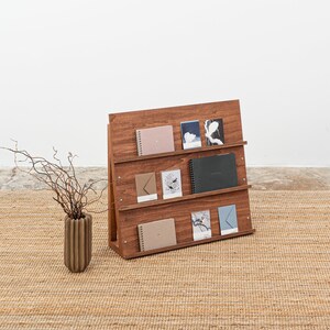 Houten displaystandaard voor notebooks VAN-02-CF, boeken, planners, kaarten in koffiekleur