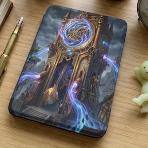Peut inclure: Une coque rectangulaire avec un design de tour d'horloge fantastique. L'œuvre d'art présente un cadran doré avec des engrenages complexes, entouré d'énergie tourbillonnante bleue et violette. La coque a un fond sombre et texturé.