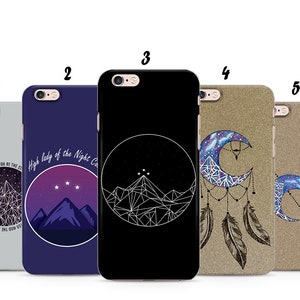 May include: Five different iPhone cases with various designs. The first case is grey with a mountain range and stars. The second case is blue with a mountain range and stars and the text "High lady of the Night Court". The third case is black with a white mountain range and stars. The fourth case is beige with a crescent moon with a galaxy design and feathers. The fifth case is beige with a crescent moon with a galaxy design and a feather.