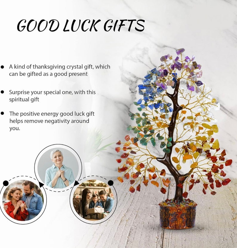 Peut inclure: Un arbre en cristal avec des pierres color&eacute;es repr&eacute;sentant les sept chakras. L'arbre est fait de fil de fer et a un pot brun. Le texte "GOOD LUCK GIFTS" est en haut de l'image. L'image montre &eacute;galement trois photos de personnes, ce qui sugg&egrave;re qu'il s'agit d'un cadeau pour une occasion sp&eacute;ciale.