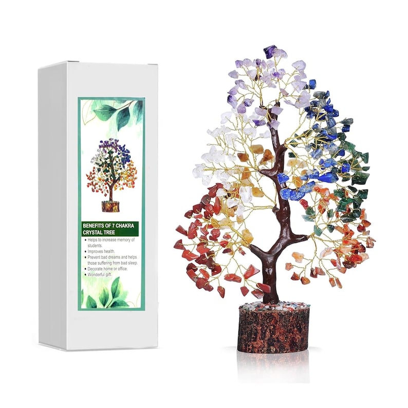 Peut inclure: Un arbre de cristal &agrave; sept chakras avec une base en bois. L'arbre est fait de fil de fer et poss&egrave;de des cristaux de diff&eacute;rentes couleurs repr&eacute;sentant les sept chakras. Les cristaux sont l'am&eacute;thyste, le quartz clair, la citrine, l'aventurine verte, le quartz rose, le lapis-lazuli et le jaspe rouge.