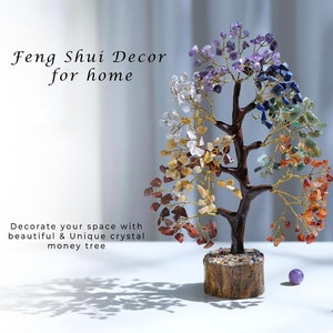 Peut inclure: Un arbre &agrave; argent en cristal avec une base en bois. L'arbre est d&eacute;cor&eacute; de cristaux de diff&eacute;rentes couleurs, notamment de l'am&eacute;thyste, du quartz clair, de la citrine, de l'aventurine verte, du jaspe rouge et du lapis-lazuli. L'arbre est une d&eacute;coration Feng Shui pour la maison.