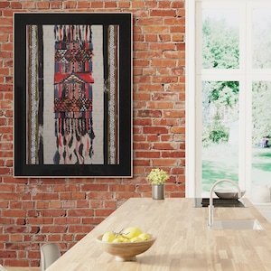 Puede incluir: Una isla de cocina de madera con una encimera de madera clara y un bol de limones. La isla tiene un fregadero integrado y una pared de ladrillo detrás.