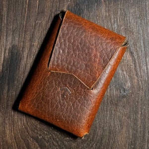 Tarjetero de cuero hecho a mano, compacto, con acceso vertical y sin costuras, con capacidad para hasta 12 tarjetas.