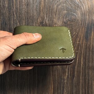 Cartera clásica plegable de piel de oliva personalizada como regalo imagen 4