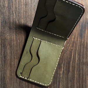 Cartera clásica plegable de piel de oliva personalizada como regalo imagen 3