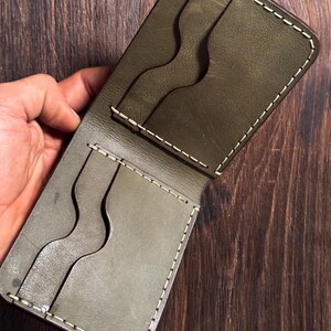 Cartera clásica plegable de piel de oliva personalizada como regalo imagen 5
