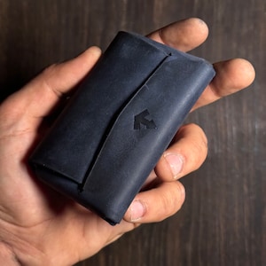 Tarjetero de cuero hecho a mano, compacto, de acceso horizontal y sin costuras, con capacidad para hasta 12 tarjetas.