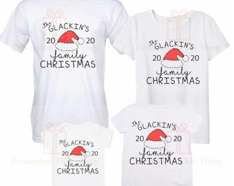T-shirts assortis pour les fêtes de Noël avec le nom de famille du Père Noël