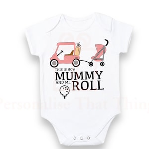 Zo rollen mama en ik een golfkar en kinderwagen romperoutfit