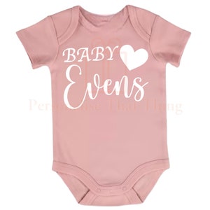 Body para bebé con nombre de bebé, anuncio de embarazo, corazón