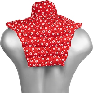 Op de afbeelding: Rode gewatteerde nekwarmer met een wit hartpatroon. De warmer is ontworpen om te worden gedragen rond de nek en schouders.