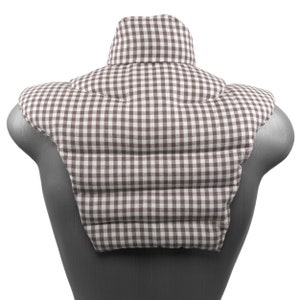 Könnte beinhalten: Ein braunes und weißes Gingham-Halsband mit gesteppter Polsterung. Das Halsband ist so konzipiert, dass es Hals und Schultern Wärme und Komfort bietet.