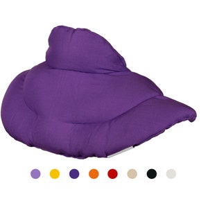 Peut inclure: Un oreiller en forme de croissant, matelassé et de couleur violette, avec un sommet arrondi. L'oreiller est fait d'un tissu doux et moelleux.
