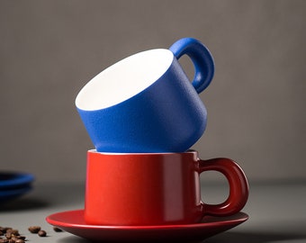 Tasse à café en céramique avec soucoupe | 210 ml | Options rouge bleu | Finitions mates et texturées