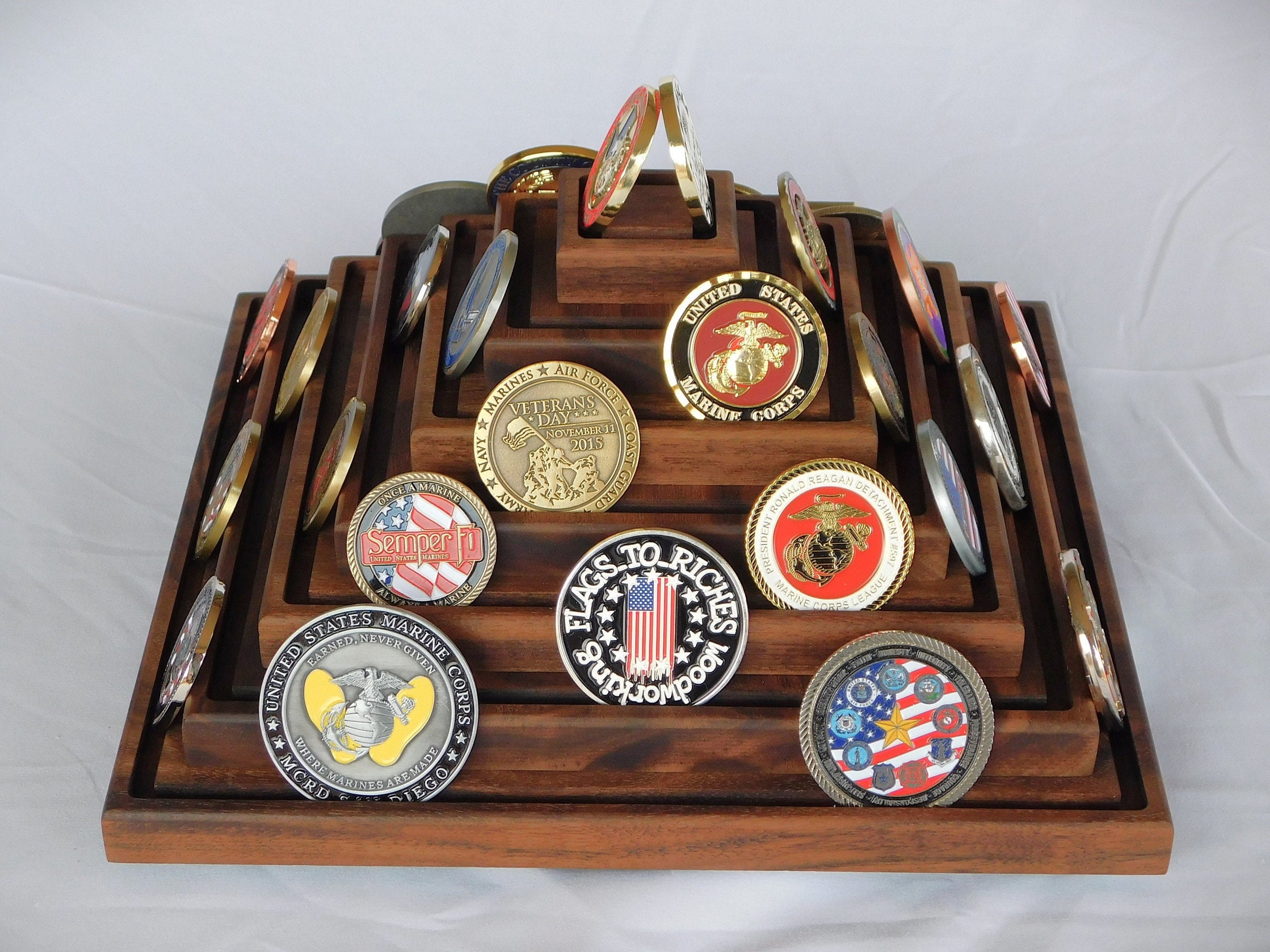 Display Gifts Inc Espositore Per Challenge Coin In Noce – Supporto Angolare Per Collezione Di Monete (CN06) - 4