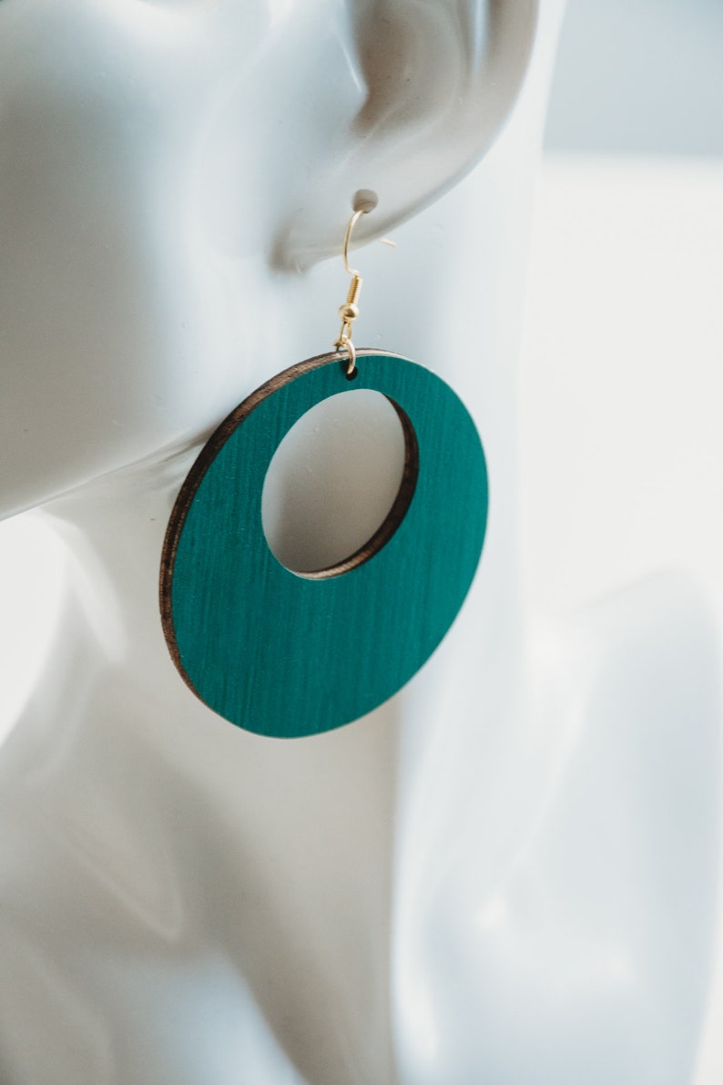 Boho style wooden earrings in round shape, emerald green creoles, gift for her, gift for women, gift for mom, birthday gift image 2