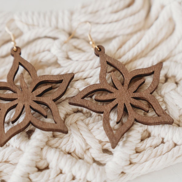 Boucles d'oreille en bois style bohème en forme de fleur étoile