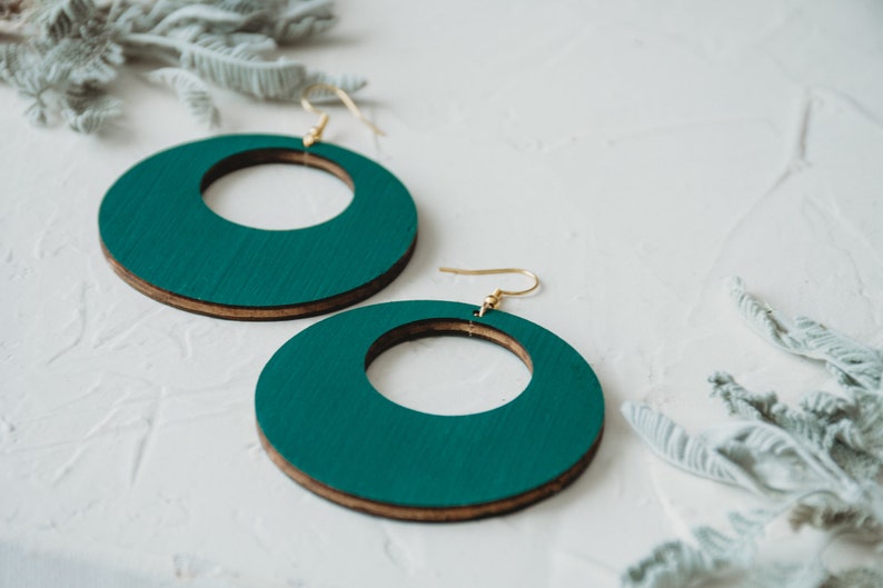 Boho style wooden earrings in round shape, emerald green creoles, gift for her, gift for women, gift for mom, birthday gift image 3