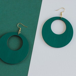 Boho style wooden earrings in round shape, emerald green creoles, gift for her, gift for women, gift for mom, birthday gift image 8