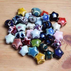 12 piezas/por tira, 16 mm/agujero de 2,3 mm, cuentas de cerámica, cuentas de cerámica esmaltada, cuentas de cerámica con forma de estrella y manchas marrones, cuentas de porcelana, cuentas de cerámica, mezcla