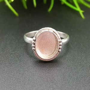 Puede incluir: Anillo de plata con engaste ovalado. El anillo está diseñado para añadir una piedra cabujón u otro adorno.